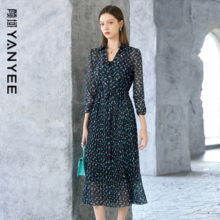 V领七分袖 收腰显瘦中长款 A字裙 新款 颜域气质印花连衣裙女2026春季