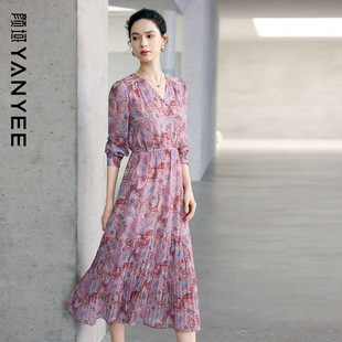颜域粉色复古印花鱼尾连衣裙女2026秋季新款长袖V领显瘦百褶裙子