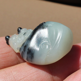 方言和田玉新疆玉龙河黑白分明挂金皮青花青花籽料连年有余吊坠A1