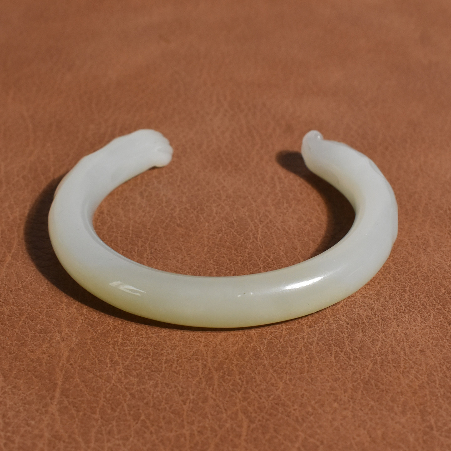 玉禧珠宝天然和田玉青海料油润细白玉烟紫带翠三色54MM开口手镯Q