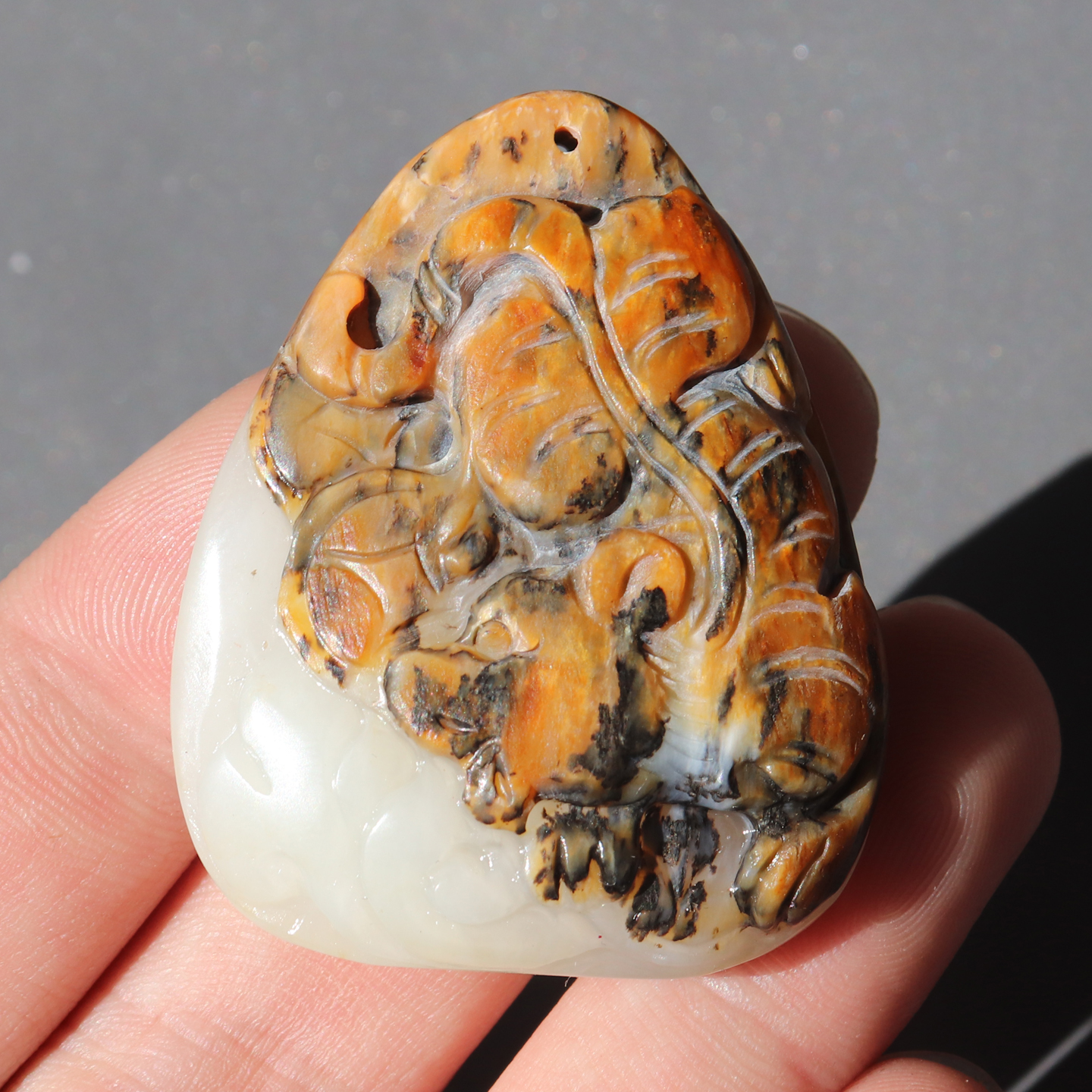 大漏方言和田玉精品特色黄沁皮白玉俄籽料下山虎老虎吊坠挂件A8