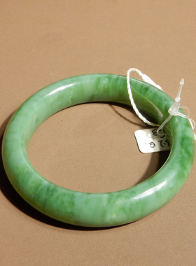 俄老料碧玉辣绿色带猫眼54mm手镯