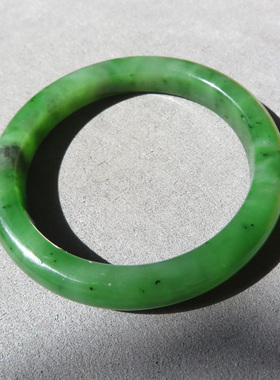 爆火方言精品和田玉推荐俄料老坑碧玉菠菜绿色内径56mm精美手镯w1