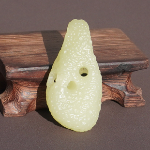 重磅方言和田玉罕见新疆特色且末料鸡油黄口老光工艺太湖石吊坠A6