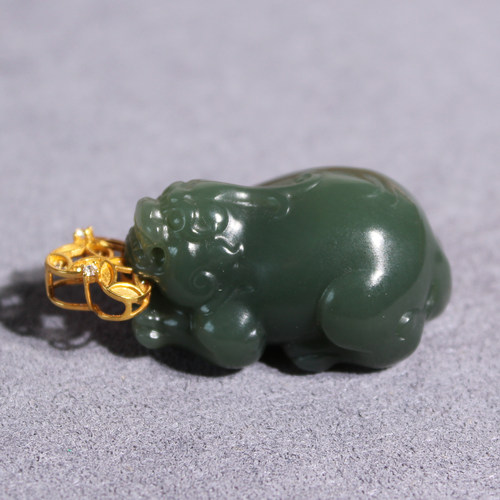 玉禧珠宝精品新疆和田玉无结构沙枣青籽料貔貅配18k金扣头吊坠A1