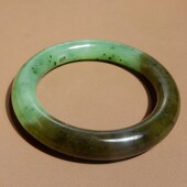 方言正品 巨漏俄料乌兰海碧玉苹果绿半山半水内径55mm圆条手镯w4