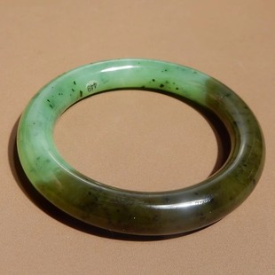 方言正品巨漏俄料乌兰海碧玉苹果绿半山半水内径55mm圆条手镯w4