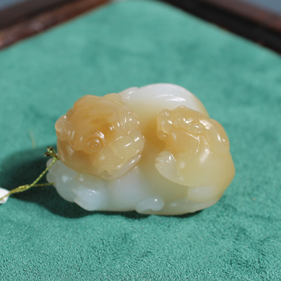 玉禧珠宝精品和田玉新疆细腻油糯且末料糖白玉带子上朝吊坠挂件A1