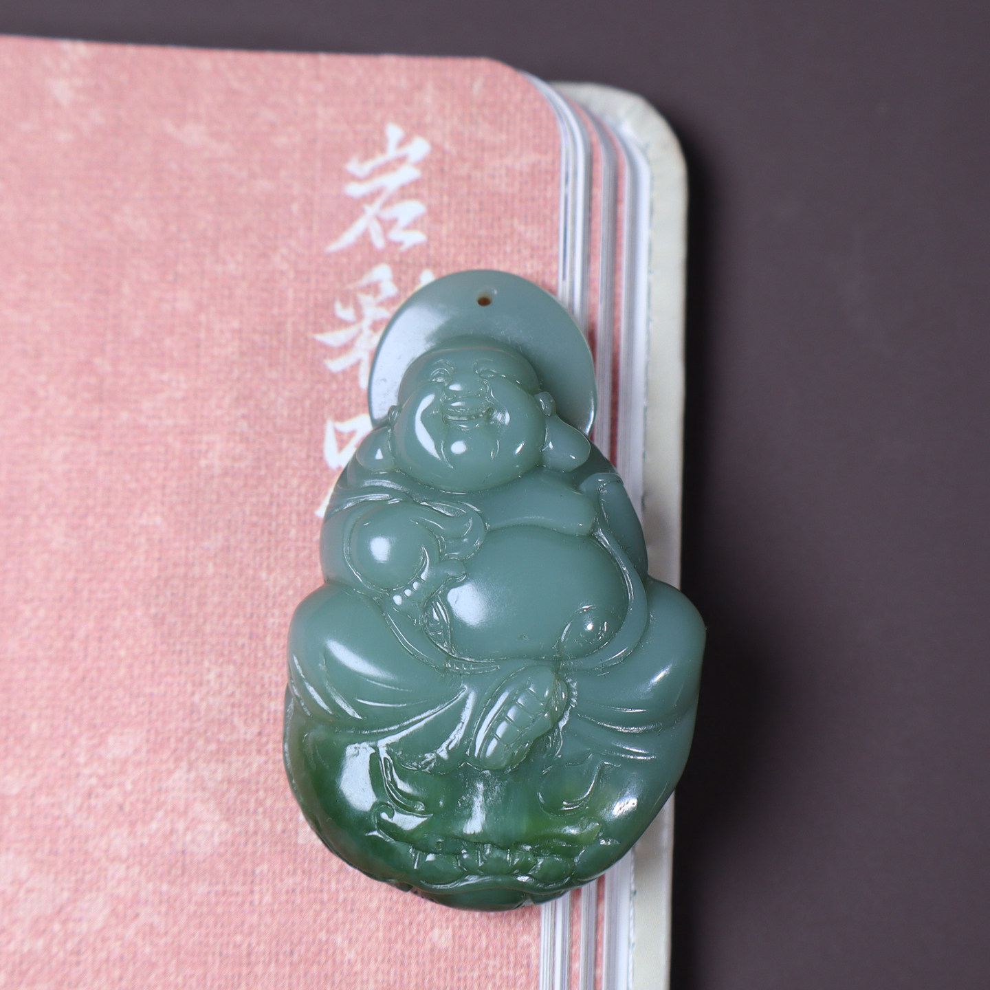 玉禧珠宝特惠和田玉俄料罕见双色正阳绿加粉绿碧玉逍遥佛公吊坠A9