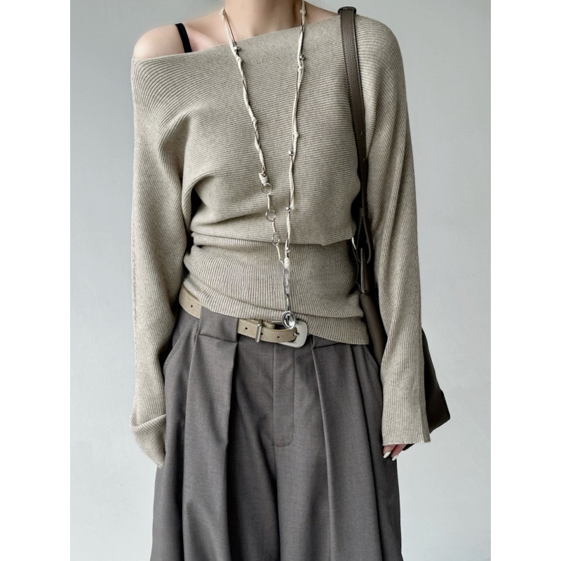 燕麦色一字领露肩针织衫