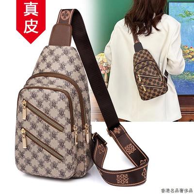 香港今年流行胸包女士2025新款设计感小众休闲百搭斜挎包小包