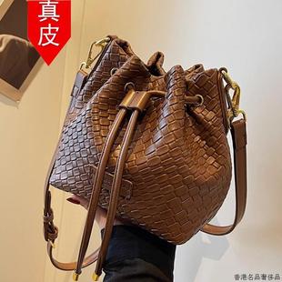 轻奢小众夏季 高级感超火编织包包女包2025新款 斜挎包女抽绳水桶包