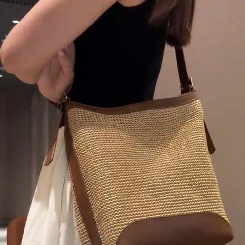 韩国斜挎编织包女2026夏大容量水桶托特包高级感单肩草编沙滩包