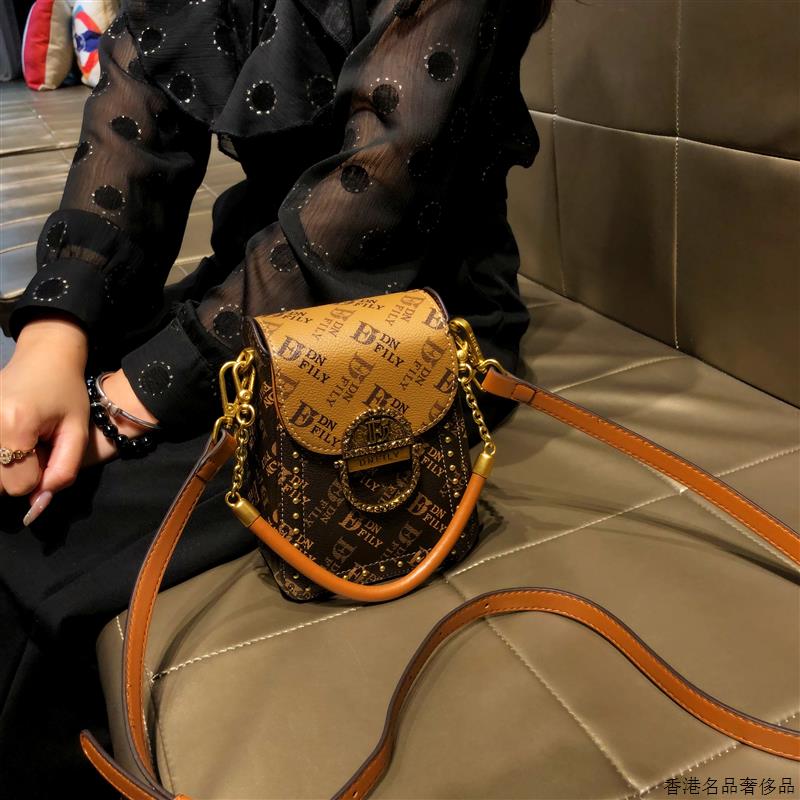 香港品牌包包女款真皮单肩小方包通用款女包