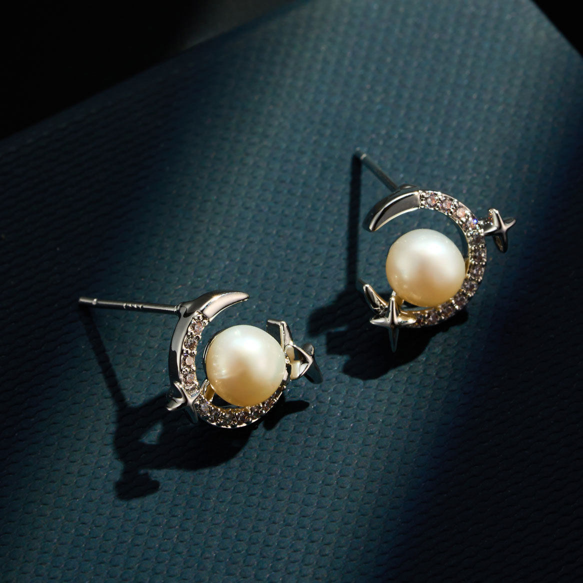 梦幻轻奢漂亮耳钉铜合金真金电镀微镶锆石淡水珍珠925银针女耳饰