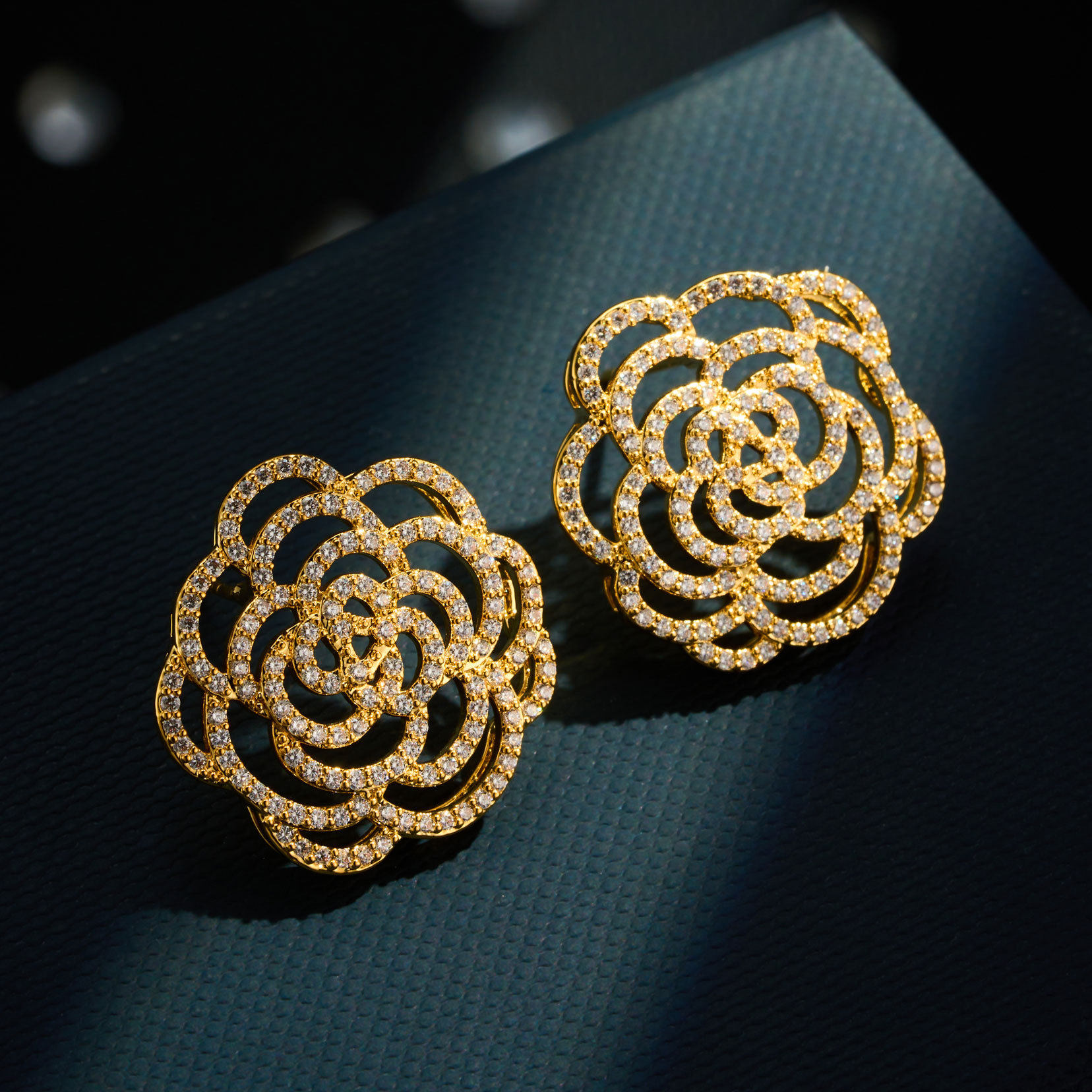 法式复古镂空山茶花耳钉漂亮微镶锆石S925银针精致耳饰