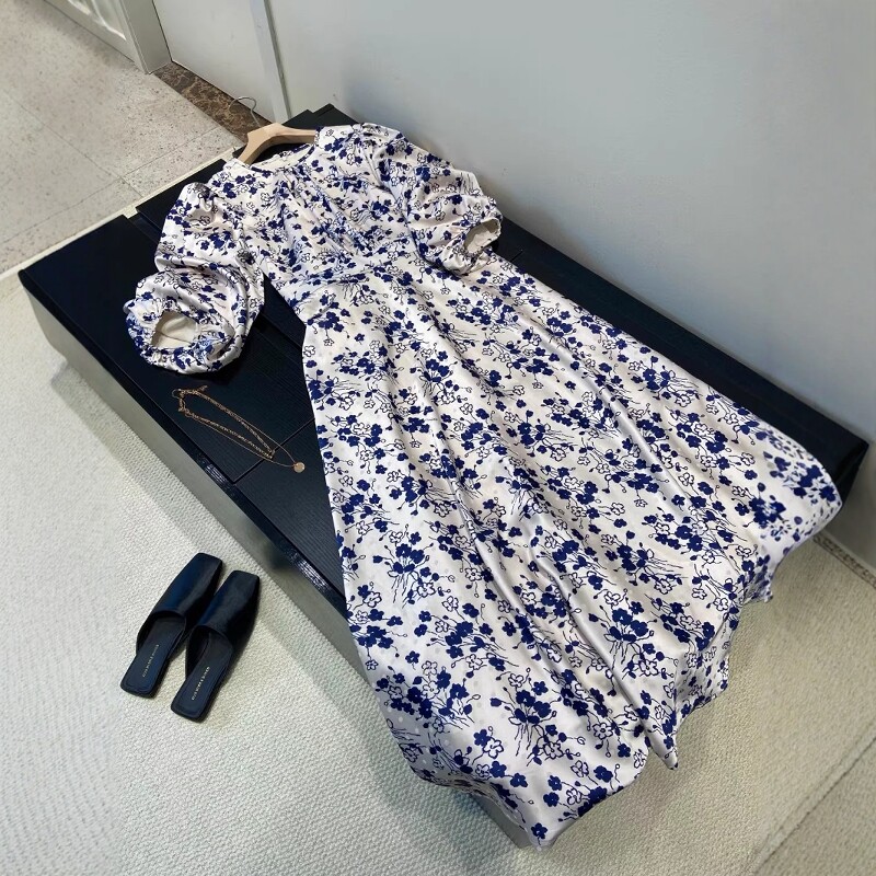 圆领灯笼袖提花收腰显瘦连衣裙女