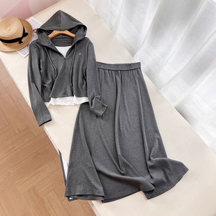 显瘦纸片人！洋气休闲假两件连帽卫衣上衣高腰A紫半身裙套装女春
