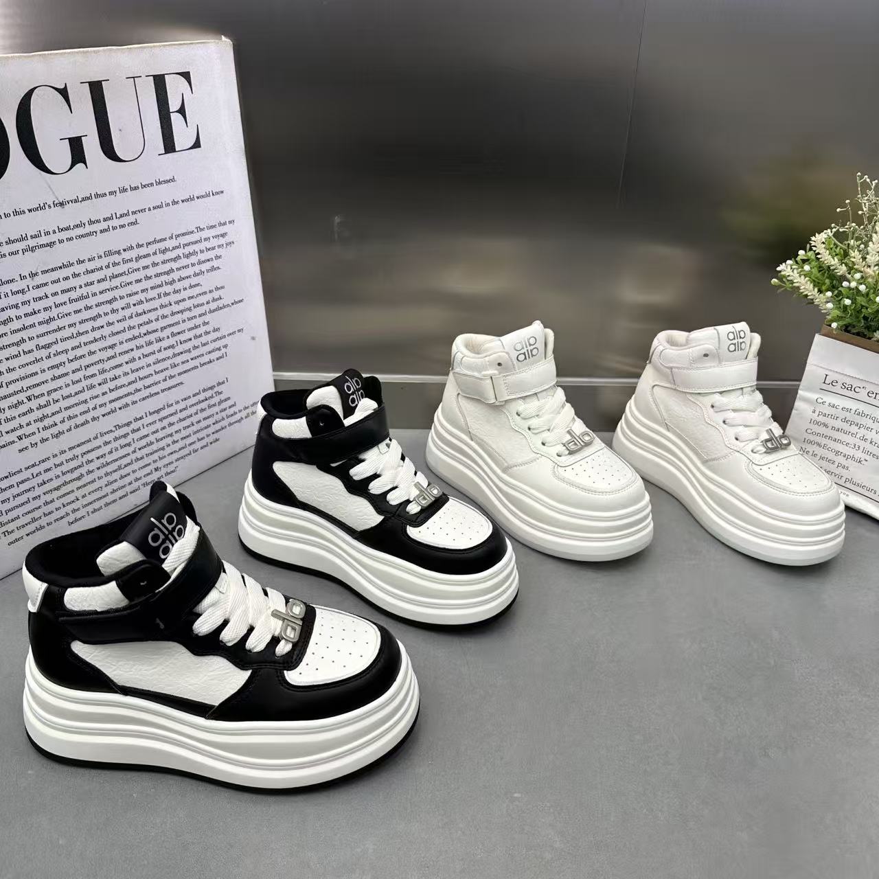 欧货加绒厚底增高小白鞋女2025冬季百搭高帮小个子休闲时尚面包鞋