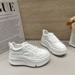 巴宝秀2026春季新款厚底增高小白鞋女百搭小个子松糕休闲坡跟板鞋