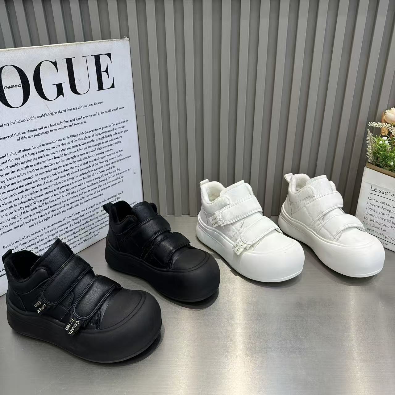 欧货高帮丑萌娃娃头板鞋女2025冬季新款加绒魔术贴厚底运动休闲鞋