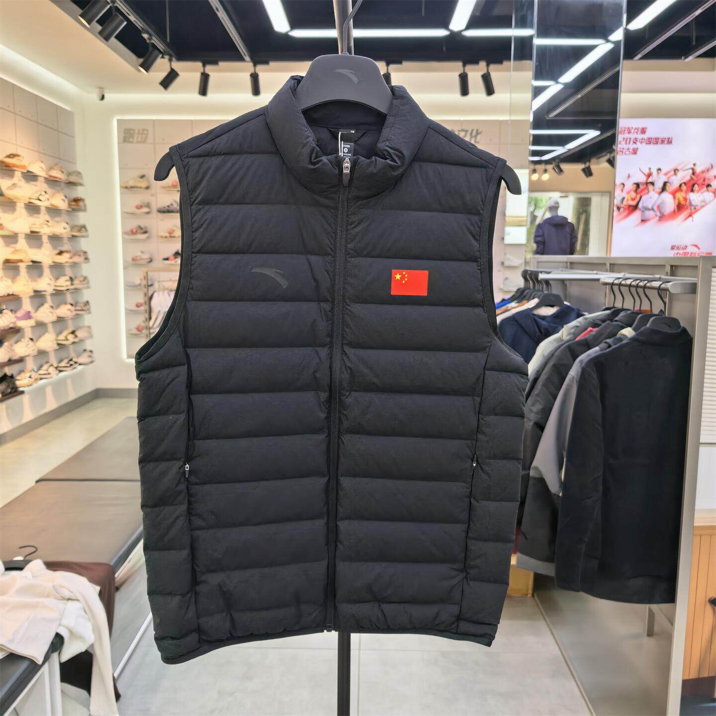 安踏运动马甲男2026冬季新款轻薄保暖百搭立领羽绒马甲152647913
