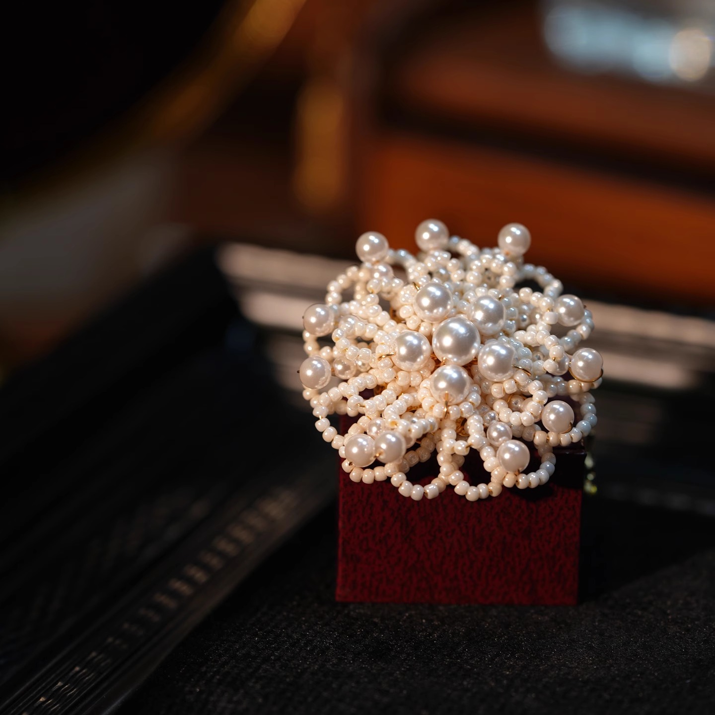 胸针高档女奢华气质珍珠花朵胸花小众设计高级感大衣毛衣别针秋冬