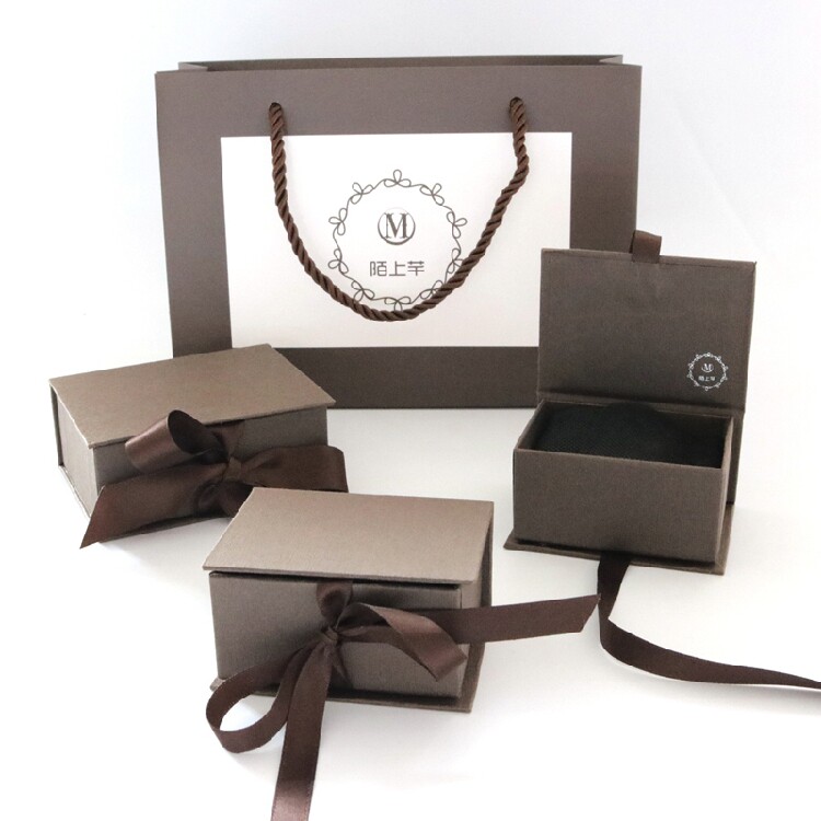 陌上芊 饰品包装盒 包装袋手提袋 纸袋子礼品盒 大号小号在类目 饰品/流行首饰/时尚饰品新, 首饰收纳, 首饰盒中 - 来自Buy2taobao.com提供专业的淘宝代购服务