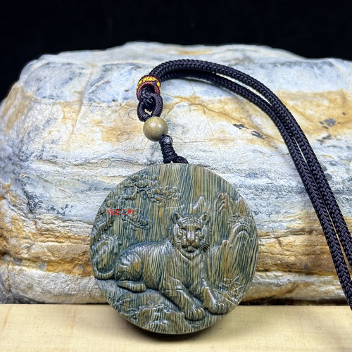 绿檀木实木雕刻卧虎吊坠钥匙扣生肖挂件圆牌木质车挂平安牌闭嘴虎