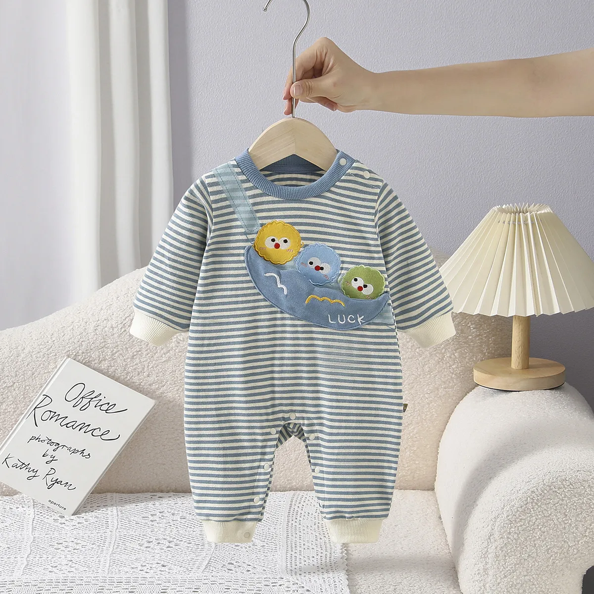 秋季新款婴儿连体衣新生儿条纹小球球圆领长袖长爬男女宝宝哈衣