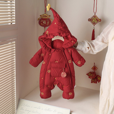 2025女宝婴儿羽绒服连体衣婴幼儿爬服加厚新生儿红色拜年服