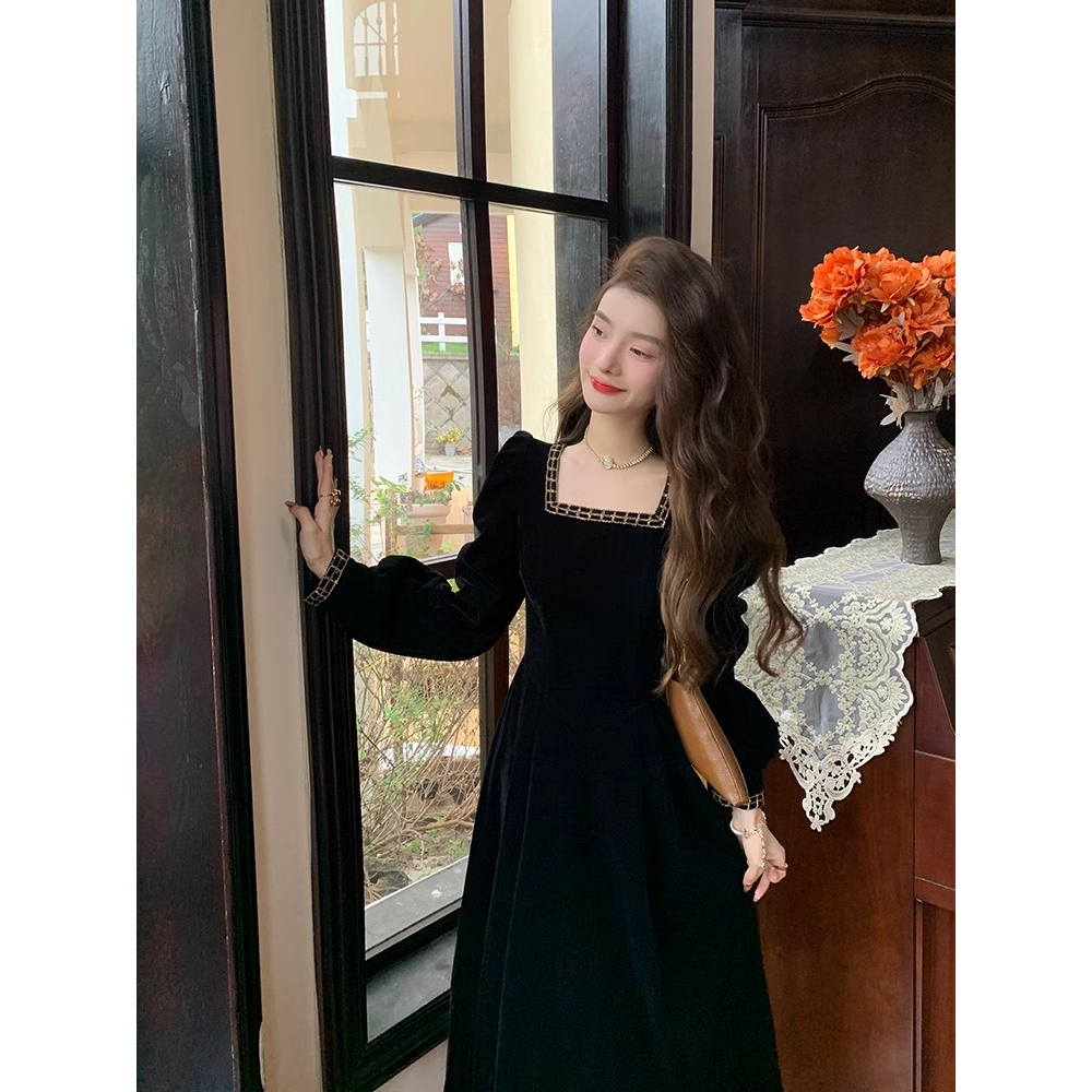方领法式金边丝绒连衣裙女秋冬新款复古赫本风内搭黑色晚礼服长裙