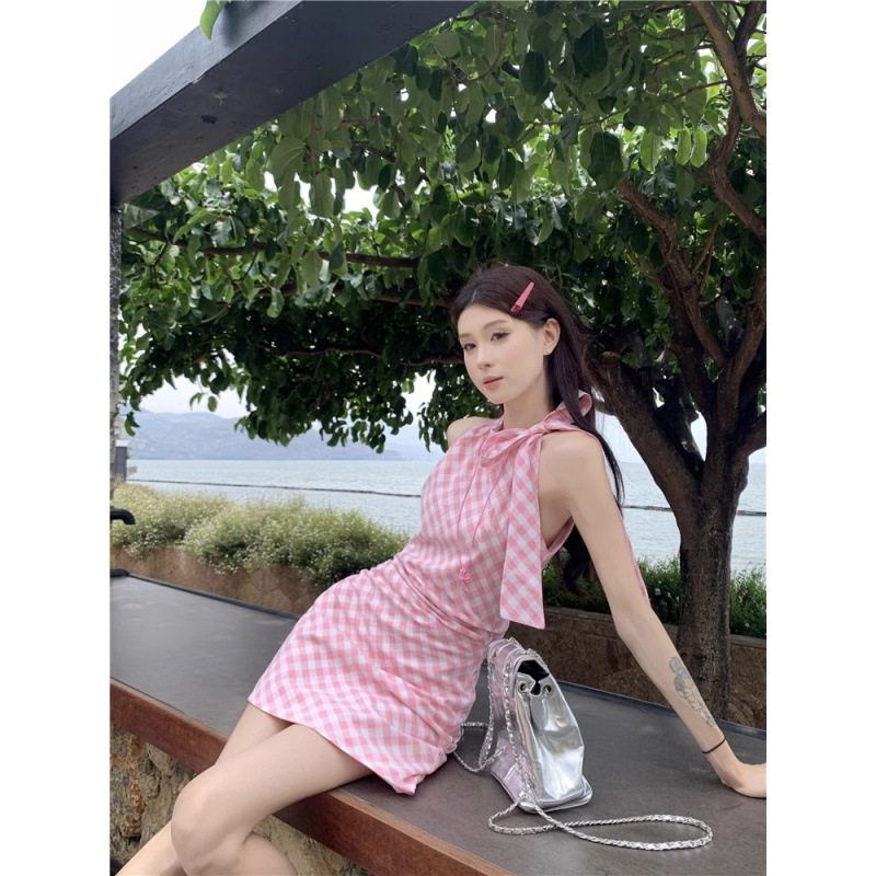 子女夏法式新款粉色短裙露肩格子连衣裙无袖包臀年蝴蝶结挂脖2025