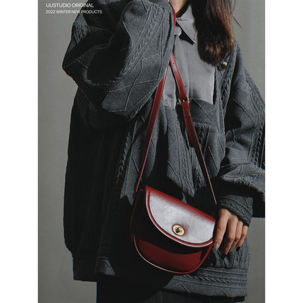 uustudio小众设计复古AGB辣妹油蜡皮半圆锁扣邮差马鞍单肩斜挎包