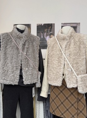 冬季新款慵懒保暖环保牛角扣皮毛一体马甲立领毛茸茸外套女配包包