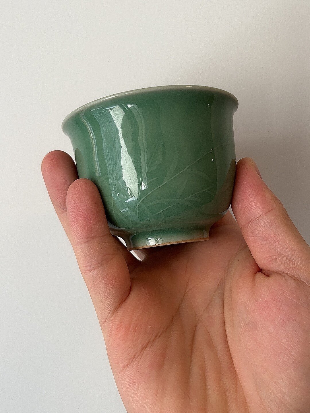 龙泉青瓷严少英梅子青闲芦隐湖雕刻品茗杯主个人饮杯陶瓷功夫茶具