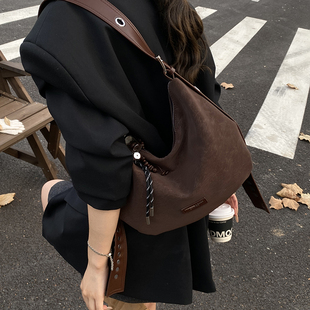 复古麂皮腋下包包女2025新款大容量百搭通勤单肩斜挎高级感饺子包