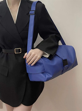 大包包女2021新款潮ins小众设计高级感大容量克莱因蓝单肩斜挎包