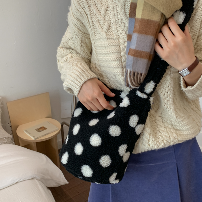 韩版时尚波点水桶包女2025秋冬新款洋气羊羔毛单肩斜挎通勤毛毛包