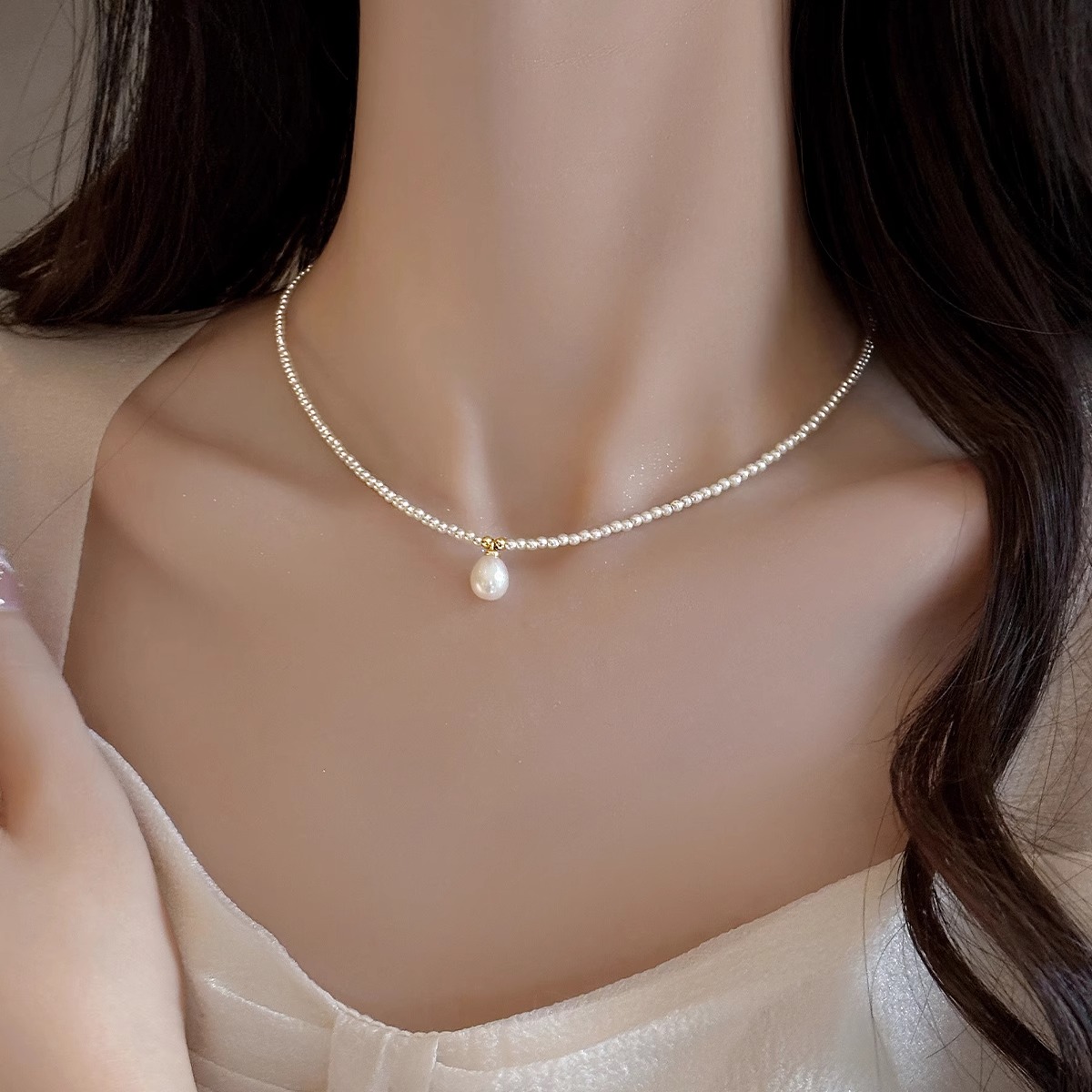 施家碎银几两及细小米珠项链