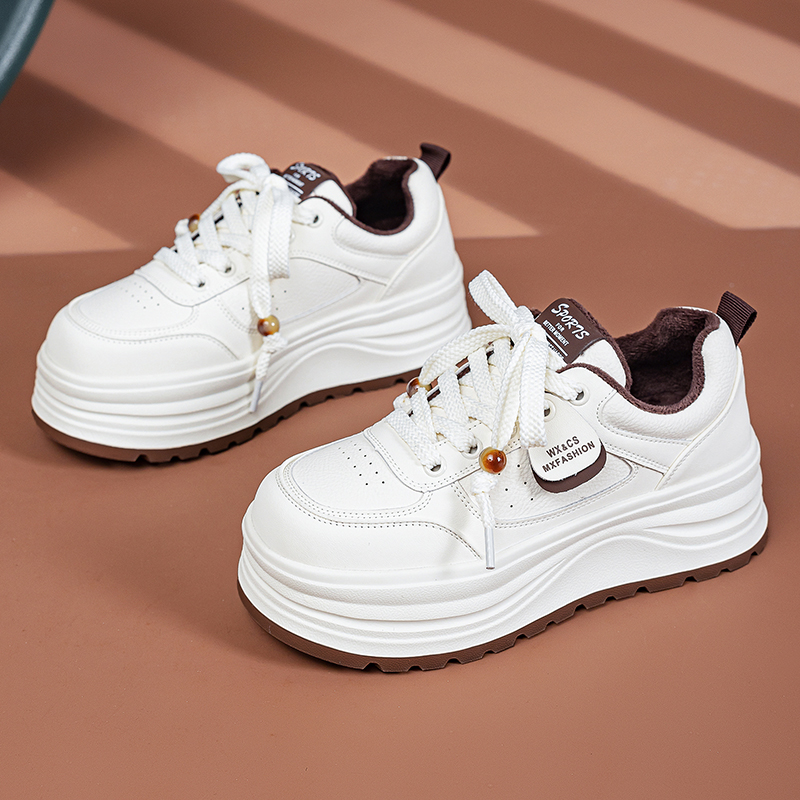 真皮大码女鞋41-43脚宽肥百搭休闲软底轻便加绒小白鞋串珠棉板鞋