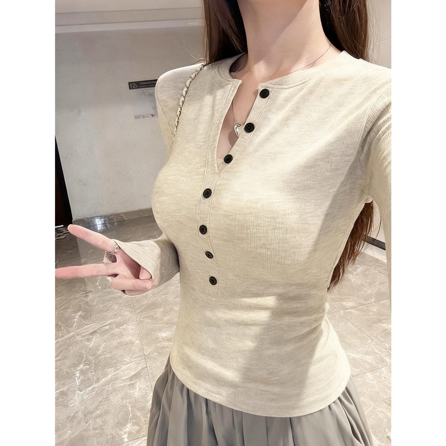 设计感长袖T恤女修身收腰纽扣