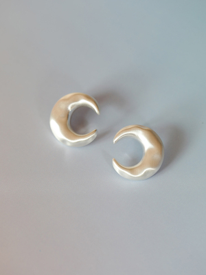 简约精致银月牙拉丝耳钉