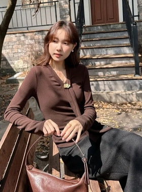 DIGM | 2025秋冬极简优雅围巾领金属扣磨毛打底衫针织衫女A09328