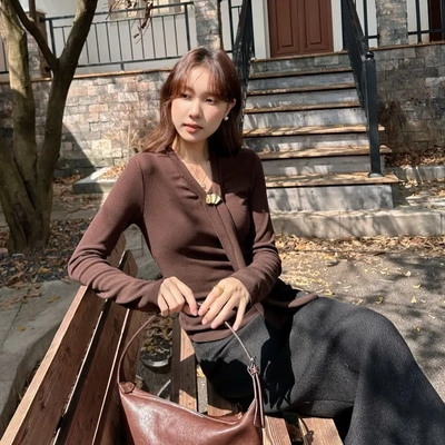 DIGM | 2025秋冬极简优雅围巾领金属扣磨毛打底衫针织衫女A09328