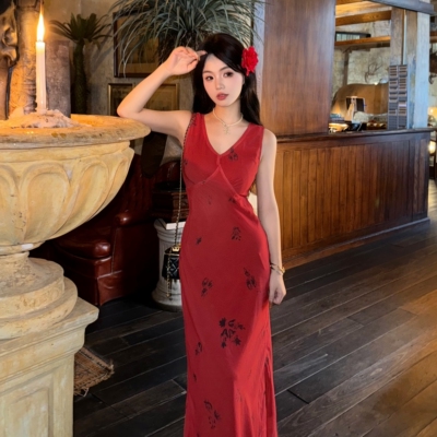 红色印花立体斜裁鱼尾连衣裙