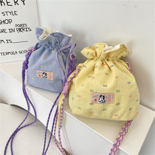 多巴胺色抽绳束口单肩斜挎手机包