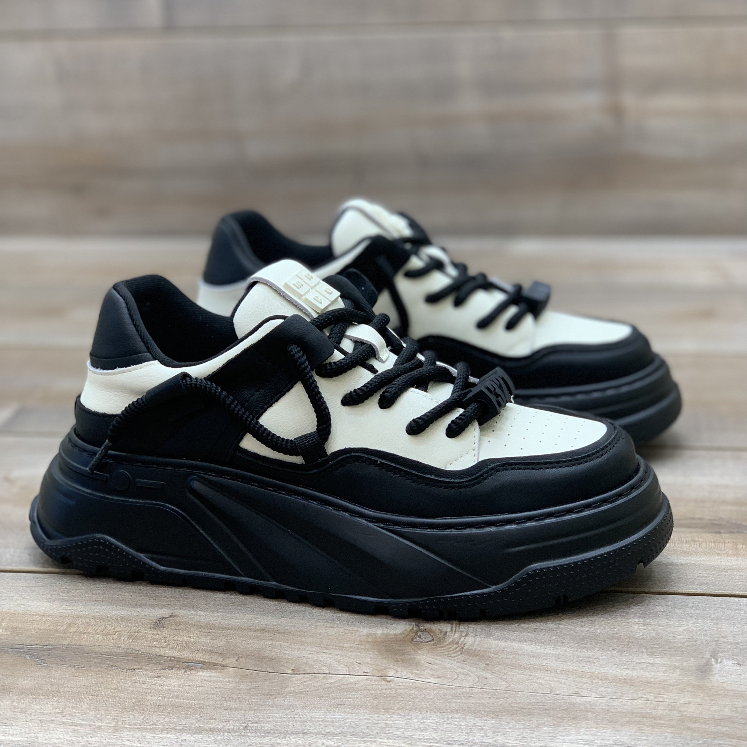 欧洲站黑白板鞋男2024秋季潮流百搭休闲鞋男款厚底鞋子真皮板鞋男