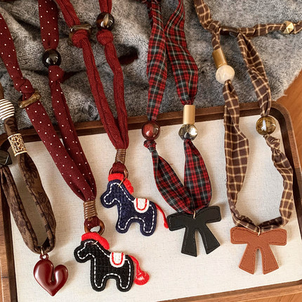 可爱小马蝴蝶结串珠抽拉丝巾女系脖高级感本命年毛衣配饰吊坠项链