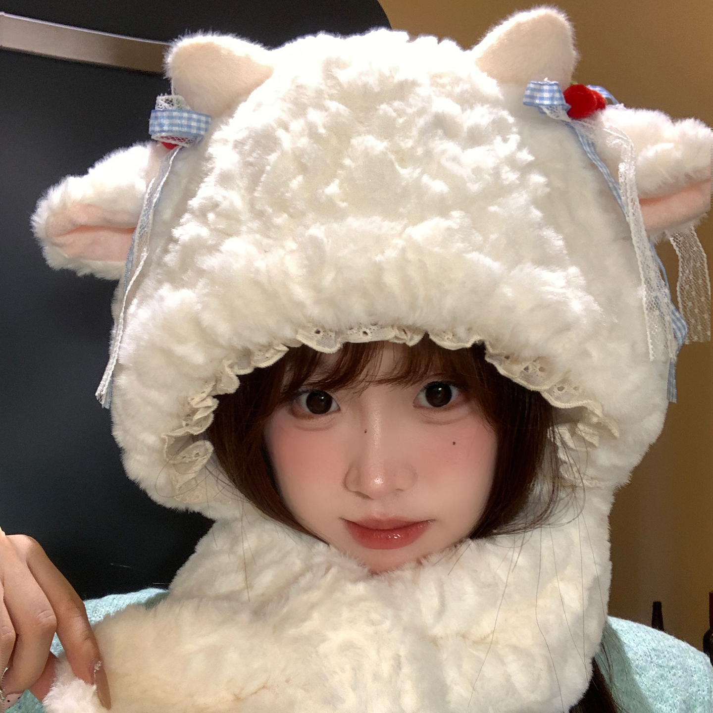 可爱小羊蝴蝶结毛绒帽子围巾一体